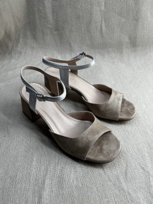 JULiE DEE suede block heel sandals