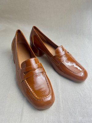 JULiE DEE patent leather loafers