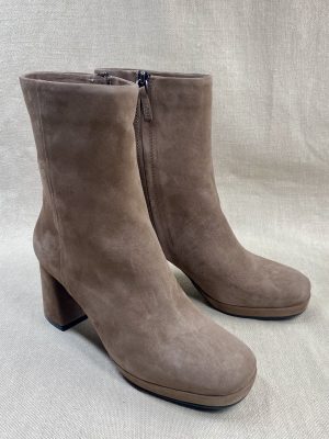 JULiE DEE suede ankle boots