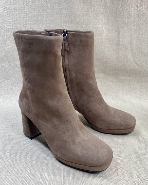 JULiE DEE suede ankle boots
