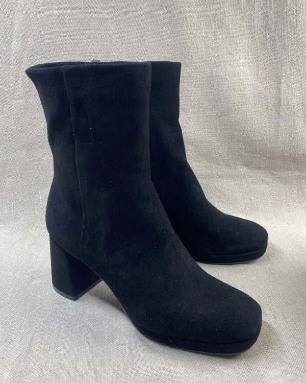 JULiE DEE suede boots