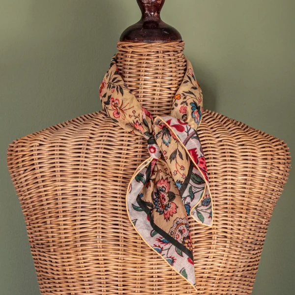 Tapis Noir Light double flower scarf