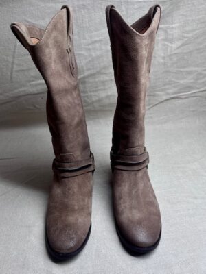 JULiE DEE western suede boots